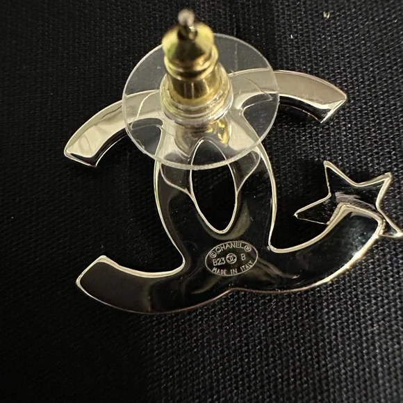 ❌ SOLD ❌ CHANEL 23B Large CC Stud Earrings - Picture 4 of 5